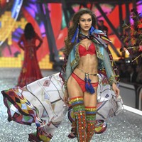Koleksi Fashion Show Victorias Secret 2016. [Photo by Pascal Le Segretain/Getty Images for Victorias Secret]