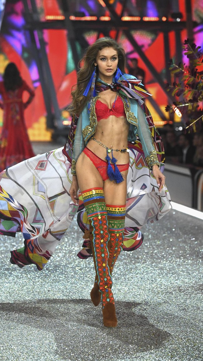 Koleksi Fashion Show Victorias Secret 2016. [Photo by Pascal Le Segretain/Getty Images for Victorias Secret]