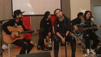 Selain jumpa media, mereka juga manggung beberapa lagu. Foto: Gus Mun/detikHOT