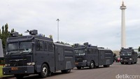 Mobil water cannon disiagakan di Monas, Jakarta.