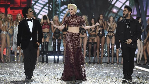 Para musisi di fashion show Victoria's Secret 2016.