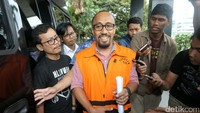 Andi Taufan Tiro berjalan menuju mobil tahanan KPK.