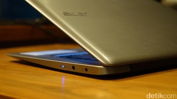 Bentangan layarnya berukuran 14 inch dengan resolusi Full HD. Foto: Adi Fida Rachman/detikINET