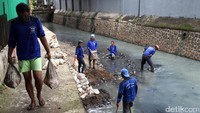 Lumpur tersebut kemudian dimasukan ke dalam karung.