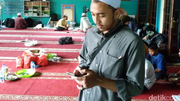 Melihat Massa Aksi 2 Desember yang Menginap di Masjid Al Ihsan Jakpus