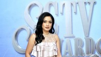 Titi mengenakan longdress bernuansa silver. Pool/Noel/detikFoto.