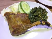 Ayam Goreng Barokah: Aduh Nikmatnya! Bebek Goreng Dicocol Sambal Korek dan Semur Jengkol yang Berbumbu Pekat