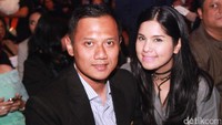Keduanya tersenyum ketika momen itu diabadikan. Pool/Gus Mun/detikFoto.