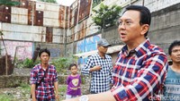 Ahok menjelaskan, sungai yang berbatasan dengan perumahan villa IMB-nya (Izin Mendirikan Bangunan) tidak benar. Dulu IMB enggak pikirin soal buangin air kampung. Orang ngajuin bikin rumah, gedung main dikasih saja. Ini yang akan kita cek dan urus, kata Ahok.
