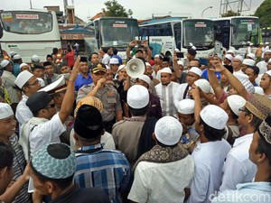 Massa Aksi 2 Desember Berangkat dari Surabaya, Polisi Periksa Bus Pengangkut