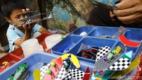 Mainan ini dijual dengan harga bervariatif mulai dari Rp 2.000-40.000 tergantung bentuk dan ukuran mainan tersebut.