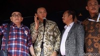 Ahok tampak didampingi kuasa hukumnya, Anggota DPR Ruhut Sitompoel dan Ketua DPRD DKI Prasetyo Edi Marsudi.