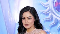 Dengan make upnya, tatapan Titi membuat para lelaki terlena. Pool/Noel/detikFoto.