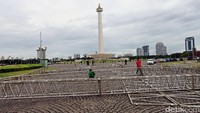 Para pekerja mempersiapkan sejumlah fasilitas pendukung untuk aksi damai yang akan diisi dengan ibadah bersama itu.