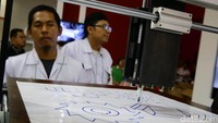 Peserta memamerkan produk unggulan mereka.