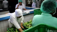 Foto: Tahapan pertama adalah receiving atau yang disebut juga sebagai penerimaan barang. Setiap hari, bahan mentah seperti sayuran dan lainnya masuk ke gudang dan dicek terlebih dahulu oleh petugas (Randy/detikTravel)