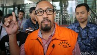 Andi Taufan Tiro keluar gedung KPK dengan memakai rompi tahanan.