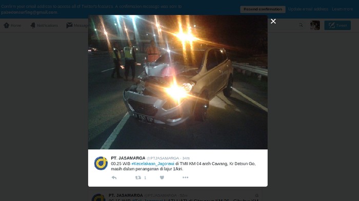 Mobil Tabrak Truk di Tol Jagorawi KM 04, Pengemudi Dibawa ke RS Polri