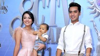 Ricky tampil dengan kemeja putih dan celana bahan krem, sama dengan anak lelakinya. Pool/Noel/detikFoto.