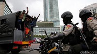 Polisi juga tampak mengamankan beberapa pedemo.  REUTERS/Beawiharta.