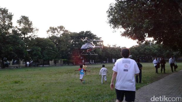 Helikopter mendarat di lapangan bola warga pengadegan