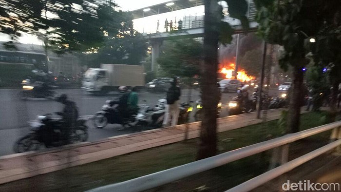 Bus TransJ Gandeng Terbakar di Depan BNN