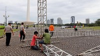 Para pekerja memasang panggung.