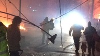 Situasi semakin memburuk karena Tennessee sedang dilanda musim kering terburuk dalam satu dekade terakhir, yang diwarnai angin kencang dan tumbuh-tumbuhan yang mengering. Kondisi itu berkontribusi dalam memperluas kebakaran di wilayah Tennessee sebelah timur. Tennessee Highway Patrol/Handout via REUTERS.