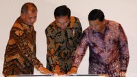 Presiden Joko Widodo didampingi Menkopolhukam Wiranto dan Ketua KPK Agus Rahardjo menekan tombol saat membuka Konferensi Nasional Pemberantasan Korupsi, di Balai Kartini, Jakarta, Kamis (1/12/2016).