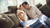 Jaga keintiman Anda dan pasangan. Sekitar 85 Persen wanita mengaku bisa orgasme jika memiliki keintiman emosional dengan suaminya. (Foto: Thinkstock)