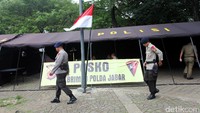 Pasukan Brimob dari Polda Jabar ikut membantu mengamankan aksi damai 2 Desember.