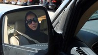 Manal saat mengemudikan mobil. Foto: AFP PHOTO / MARWAN NAAMANI