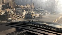 Sejumlah rumah dan mobil ludes terbakar. Tennessee Highway Patrol/Handout via REUTERS.