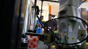 Robot C8 series unjuk kebolehan mengambil air minum dari dispenser.