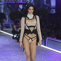 Koleksi Fashion Show Victorias Secret 2016. [Photo by Pascal Le Segretain/Getty Images for Victorias Secret]