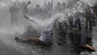 Polisi mengerahkan water cannon untuk membubarkan massa. REUTERS/Beawiharta.