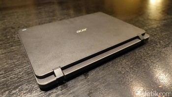 Ini adalah TravelMate B117 yang berbasis Windows 10. Foto: Adi Fida Rachman/detikINET