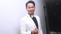 Penyanyi ini mengenakan jas putih, kemeja hitam dan dasi kupu-kupu berwarna putih. Pool/Gus Mun/detikFoto.