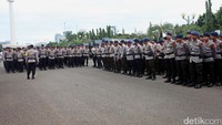 Polri menurunkan sekitar 22.000 personel untuk mengamankan aksi damai tersebut.
