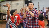 Ahok ditemani warga terlihat memotret lokasi sungai yang berbatasan dengan perumahan villa.