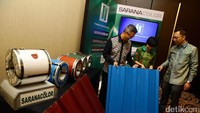 (Ki-ka) Direktur Utama PT Saranacentral Bajatama Tbk Handaja Susanto, Direktur Keuangan Suryani, dan Direktur Operasional Panji Surya Soejaprahono menunjukkan baja lapis seng alumunium.