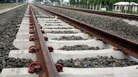 Rel kereta yang merupakan terusan dari percabangan rel dekat Stasiun Batu Ceper tersebut nampak telah terpasang hingga area pengendapan bus dan kantor manajemen Garuda Indonesia di dalam area Bandara Soekarno-Hatta.
