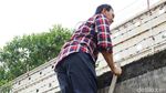 Lihat Sungai di Pasar Minggu, Ahok Panjat Pagar