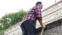 Tanpa takut, cagub nomor urut 2 itu langsung menaiki tangga dan melihat kondisi sungai. Ia juga memotret kondisi sungai sebagai bahan laporan.