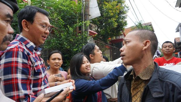 Blusukan ke Kebagusan, Ahok Beli Bandeng Presto 