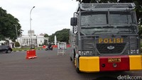 Mobil water cannon disiagakan di depan Istana Negara.