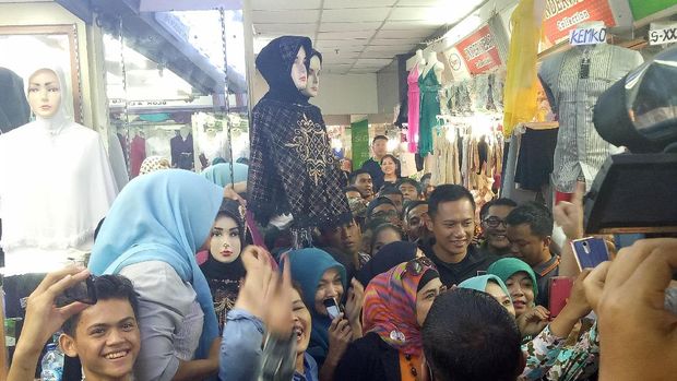 Hebohnya Pasar Tanah Abang Saat Didatangi Agus Yudhoyono