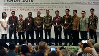 Jokowi bersama Ketua KPK  berfoto bersama panitia Konferensi Nasional Pemberantasan Korupsi (KNPK) 2016.