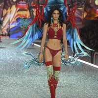 Koleksi Fashion Show Victorias Secret 2016. [Photo by Pascal Le Segretain/Getty Images for Victorias Secret]