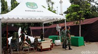 Pasukan TNI dari Kodam Jaya juga diturunkan untuk mengamankan aksi damai tersebut.